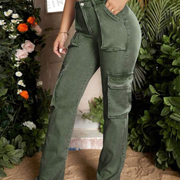 SOLD-High-Waisted Green Cargo Pants - Picture 3 of 10
